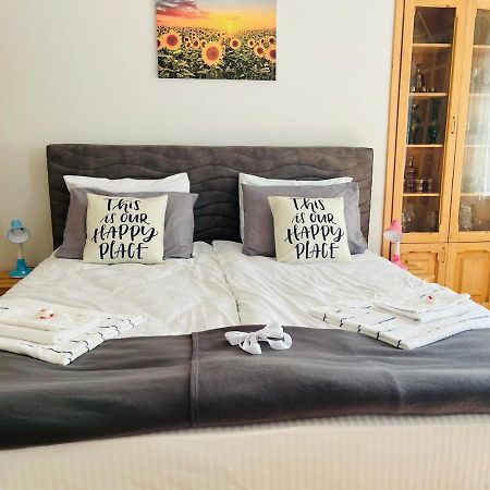 Spacious 2 Bedrooms In The Center Of Yerevan Exterior photo