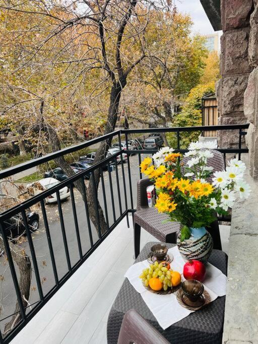 Spacious 2 Bedrooms In The Center Of Yerevan Exterior photo