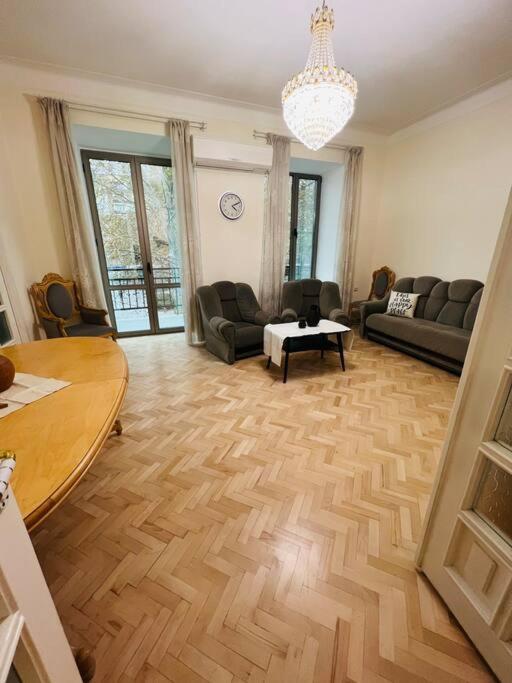 Spacious 2 Bedrooms In The Center Of Yerevan Exterior photo