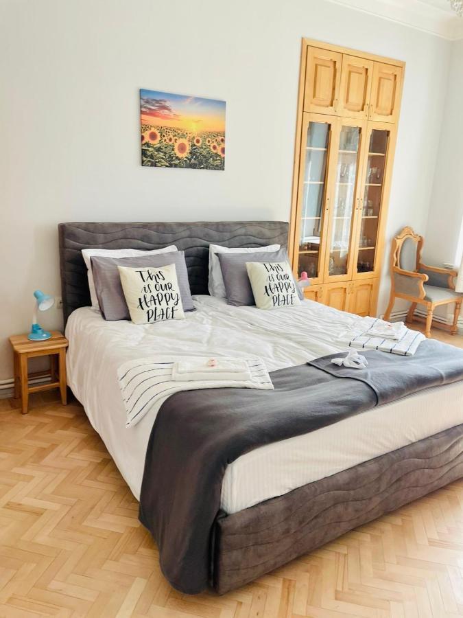 Spacious 2 Bedrooms In The Center Of Yerevan Exterior photo