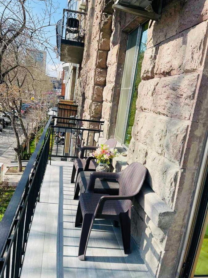 Spacious 2 Bedrooms In The Center Of Yerevan Exterior photo